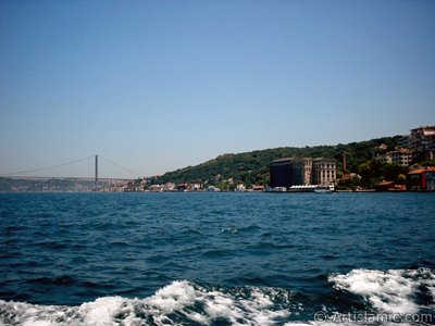 View of Uskudar coast and Bosphorus Bridge from the Bosphorus in Istanbul city of Turkey. (The picture was taken by Artislamic.com in 2004.)