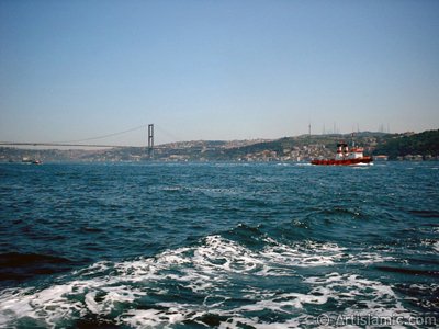 View of Uskudar coast and Bosphorus Bridge from the Bosphorus in Istanbul city of Turkey. (The picture was taken by Artislamic.com in 2004.)