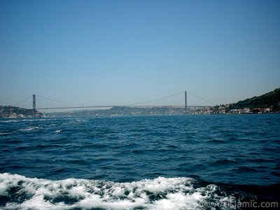 View of Uskudar coast and Bosphorus Bridge from the Bosphorus in Istanbul city of Turkey. (The picture was taken by Artislamic.com in 2004.)
