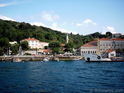 View of Kuzguncuk coast from the Bosphorus in Istanbul city of Turkey. (The picture was taken by Artislamic.com in 2004.)