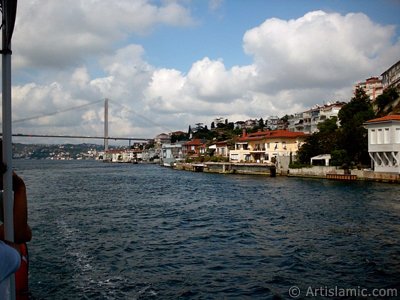 View of Kuzguncuk coast from the Bosphorus in Istanbul city of Turkey. (The picture was taken by Artislamic.com in 2004.)