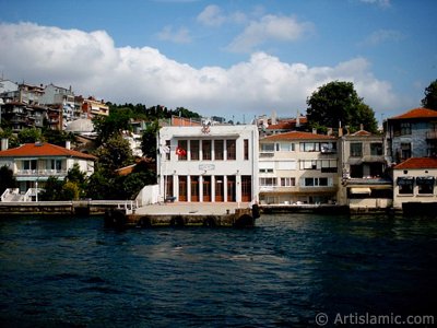 View of Kuzguncuk coast from the Bosphorus in Istanbul city of Turkey. (The picture was taken by Artislamic.com in 2004.)