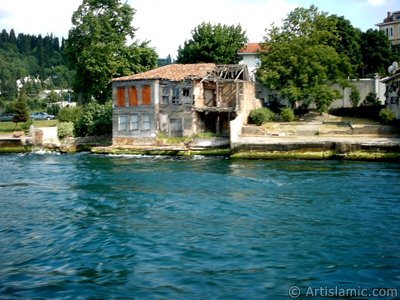 View of Kuzguncuk coast from the Bosphorus in Istanbul city of Turkey. (The picture was taken by Artislamic.com in 2004.)