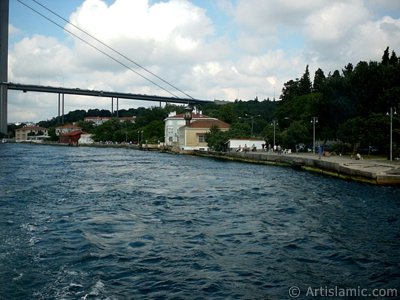 View of Kuzguncuk coast and a Tahtali Mosque from the Bosphorus in Istanbul city of Turkey. (The picture was taken by Artislamic.com in 2004.)