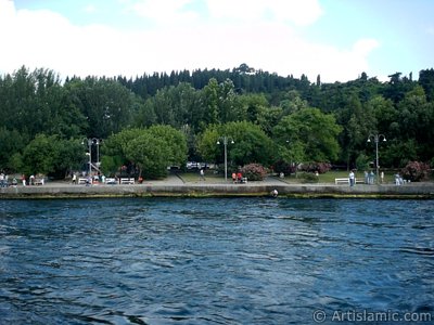 View of Kuzguncuk coast from the Bosphorus in Istanbul city of Turkey. (The picture was taken by Artislamic.com in 2004.)