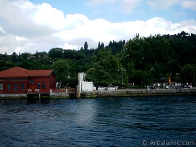 View of Kuzguncuk coast from the Bosphorus in Istanbul city of Turkey. (The picture was taken by Artislamic.com in 2004.)