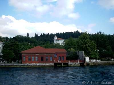 View of Kuzguncuk coast from the Bosphorus in Istanbul city of Turkey. (The picture was taken by Artislamic.com in 2004.)