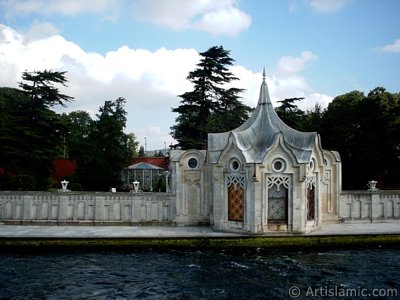 View of the Beylerbeyi Palace from the Bosphorus in Istanbul city of Turkey. (The picture was taken by Artislamic.com in 2004.)