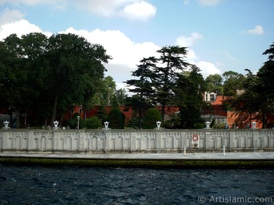 View of the Beylerbeyi Palace from the Bosphorus in Istanbul city of Turkey. (The picture was taken by Artislamic.com in 2004.)