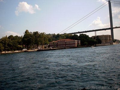 View of Beylerbeyi coast from the Bosphorus in Istanbul city of Turkey. (The picture was taken by Artislamic.com in 2004.)