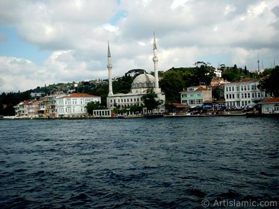 View of Beylerbeyi coast and a Beylerbeyi Mosque from the Bosphorus in Istanbul city of Turkey. (The picture was taken by Artislamic.com in 2004.)