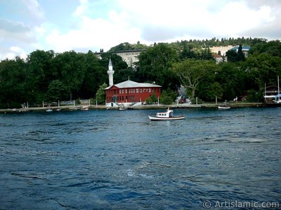 Denizden Kuleli Mahallesi sahili, cami ve kayk. (Resim 2004 ylnda islamiSanat.net tarafndan ekildi.)