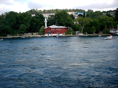 Denizden Kuleli Mahallesi sahili, cami ve kayk. (Resim 2004 ylnda islamiSanat.net tarafndan ekildi.)