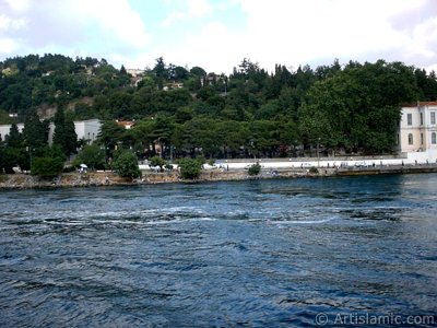 View of Kuleli coast from the Bosphorus in Istanbul city of Turkey. (The picture was taken by Artislamic.com in 2004.)