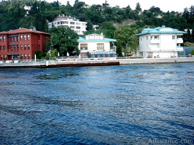 View of Vanikoy coast from the Bosphorus in Istanbul city of Turkey. (The picture was taken by Artislamic.com in 2004.)