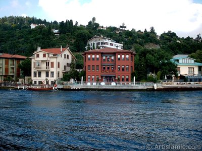 View of Vanikoy coast from the Bosphorus in Istanbul city of Turkey. (The picture was taken by Artislamic.com in 2004.)