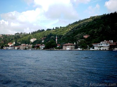 View of Vanikoy coast from the Bosphorus in Istanbul city of Turkey. (The picture was taken by Artislamic.com in 2004.)