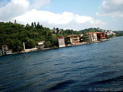 View of Vanikoy coast from the Bosphorus in Istanbul city of Turkey. (The picture was taken by Artislamic.com in 2004.)