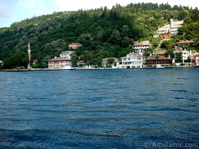 View of Vanikoy coast from the Bosphorus in Istanbul city of Turkey. (The picture was taken by Artislamic.com in 2004.)