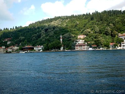 View of Vanikoy coast from the Bosphorus in Istanbul city of Turkey. (The picture was taken by Artislamic.com in 2004.)