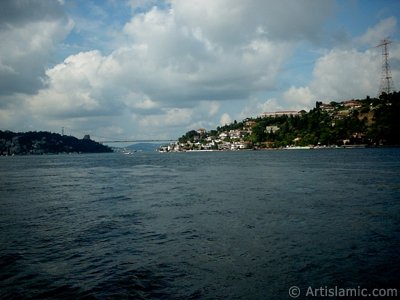 View of Vanikoy coast from the Bosphorus in Istanbul city of Turkey. (The picture was taken by Artislamic.com in 2004.)