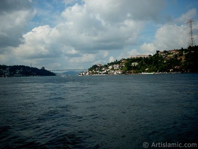 View of Vanikoy coast from the Bosphorus in Istanbul city of Turkey. (The picture was taken by Artislamic.com in 2004.)
