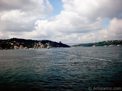 stanbul Boaznn Arnavutky-Vaniky sahilleri arasnda kalan orta ksmndan Fatih Sultan Mehmet Kprsne doru bak. (Resim 2004 ylnda islamiSanat.net tarafndan ekildi.)