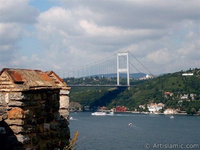 Bebek sahilinde bulunan, Fatih Sultan Mehmet`in stanbul`u fethetmeden nce yaptrd Rumeli Hisar burlarndan sahil ve Fatih Sultan Mehmet Kprsne bak.. Resim 2004 ylnda islamiSanat.net ziyaretilerinden Mustafa Bey tarafndan ekildi.