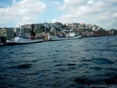 View of Karakoy coast from the Bosphorus in Istanbul city of Turkey. (The picture was taken by Artislamic.com in 2004.)