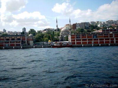 View of Karakoy coast and Nusretiye Mosque from the Bosphorus in Istanbul city of Turkey. (The picture was taken by Artislamic.com in 2004.)