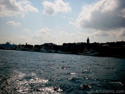 View of Karakoy coast from the Bosphorus in Istanbul city of Turkey. (The picture was taken by Artislamic.com in 2004.)