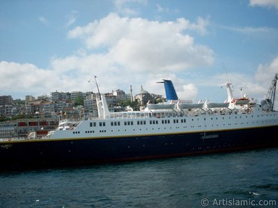 View of Karakoy coast from the Bosphorus in Istanbul city of Turkey. (The picture was taken by Artislamic.com in 2004.)