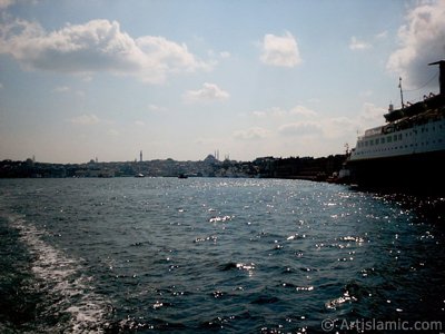 View of Karakoy coast from the Bosphorus in Istanbul city of Turkey. (The picture was taken by Artislamic.com in 2004.)