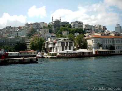 View of Karakoy coast from the Bosphorus in Istanbul city of Turkey. (The picture was taken by Artislamic.com in 2004.)