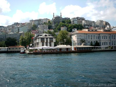 View of Karakoy coast from the Bosphorus in Istanbul city of Turkey. (The picture was taken by Artislamic.com in 2004.)