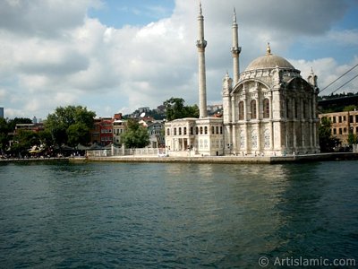 Denizden Ortaky sahili ve Ortaky Camisi. (Resim 2004 ylnda islamiSanat.net tarafndan ekildi.)