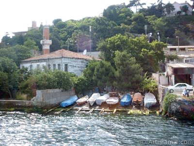 View of Kurucesme coast, rowboats and Defterdar Ibrahim Pasha Mosque from the Bosphorus in Istanbul city of Turkey. (The picture was taken by Artislamic.com in 2004.)