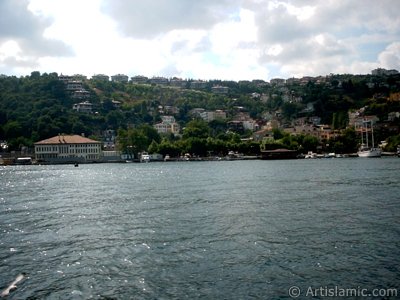 View of Kurucesme coast from the Bosphorus in Istanbul city of Turkey. (The picture was taken by Artislamic.com in 2004.)