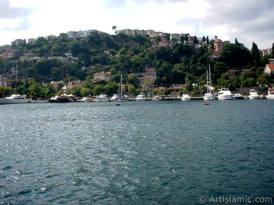 View of Kurucesme coast from the Bosphorus in Istanbul city of Turkey. (The picture was taken by Artislamic.com in 2004.)