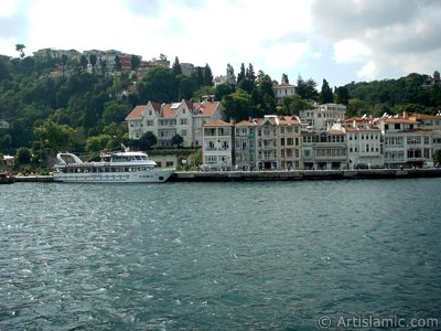 View of Kurucesme coast from the Bosphorus in Istanbul city of Turkey. (The picture was taken by Artislamic.com in 2004.)