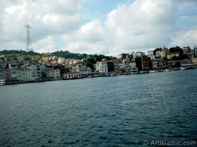 View of Kurucesme coast from the Bosphorus in Istanbul city of Turkey. (The picture was taken by Artislamic.com in 2004.)