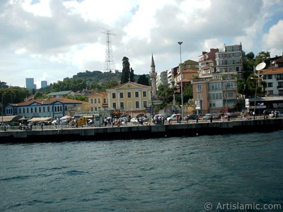 Denizden Arnavutky sahili ve Tevfikiye Camisi. (Resim 2004 ylnda islamiSanat.net tarafndan ekildi.)