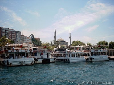 View of Uskudar coast and Mihrimah Sultan Mosque from the Bosphorus in Istanbul city of Turkey. (The picture was taken by Artislamic.com in 2004.)