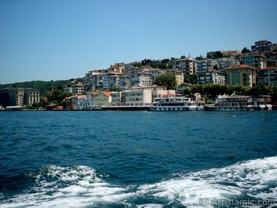 View of Uskudar coast from the Bosphorus in Istanbul city of Turkey. (The picture was taken by Artislamic.com in 2004.)