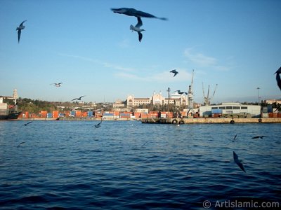 View of Uskudar-Harem coast from the Bosphorus in Istanbul city of Turkey. (The picture was taken by Artislamic.com in 2004.)