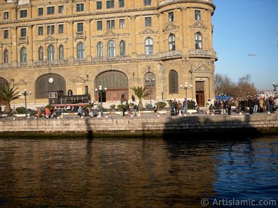 Denizden Haydarpaa sahili ve tren garna bak. (Resim 2004 ylnda islamiSanat.net tarafndan ekildi.)