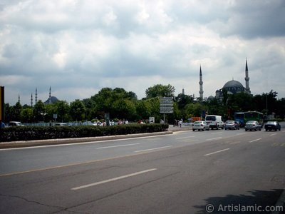 stanbul Fatih`te Mimar Sinan`n eserleri ehzdeba Camisi ve solda Sleymaniye Camisi. (Resim 2004 ylnda islamiSanat.net tarafndan ekildi.)