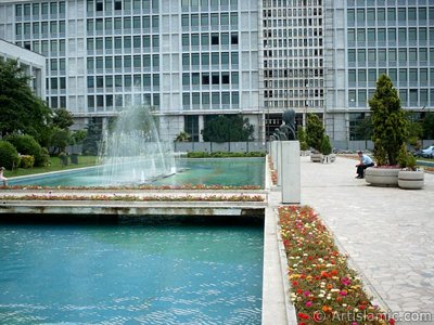 Garden and pool of Municipality of Istanbul city of Turkey. (The picture was taken by Artislamic.com in 2004.)