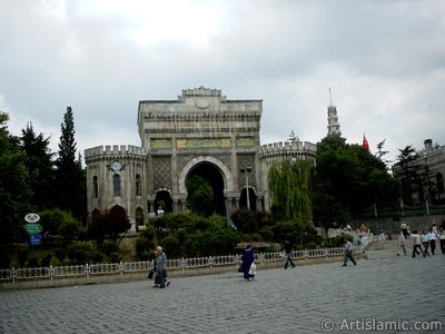 Beyazit Square, Beyazit Tower and entrance door of Istanbul University located in the district of Beyazit in Istanbul city of Turkey. (The picture was taken by Artislamic.com in 2004.)