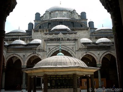 stanbul Beyazt Camisi. (Resim 2004 ylnda islamiSanat.net tarafndan ekildi.)